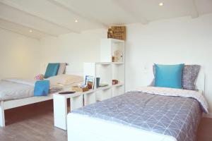 mała sypialnia z łóżkiem i krzesłem w obiekcie Romantic w Sarajewie