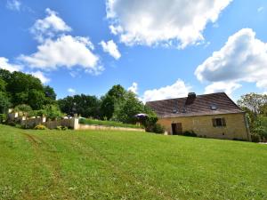 Villefranche-du-PérigordにあるSuperb Holiday Home in Busse with Swimming Poolの緑地の丘の上の家