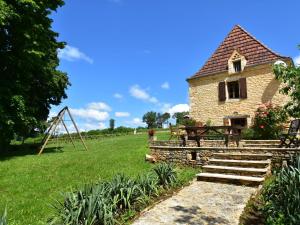 Villefranche-du-PérigordにあるSuperb Holiday Home in Busse with Swimming Poolの振り付けの畑の建物