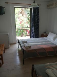 Ένα ή περισσότερα κρεβάτια σε δωμάτιο στο Hotel Dougas
