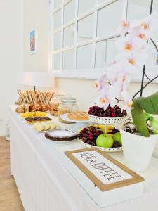 een buffet met eten op een witte tafel bij Flowers Sweet Rooms B&B in Vasto