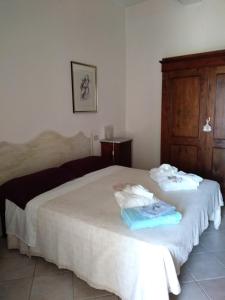 A bed or beds in a room at La Serra