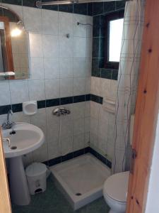 Ένα μπάνιο στο Hotel Dougas