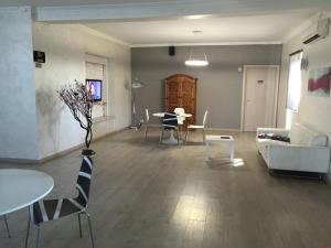 ein Wohnzimmer mit einem Sofa, einem Tisch und Stühlen in der Unterkunft Hotel Bottaccio in Frascati