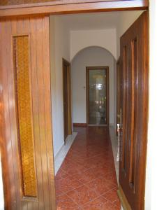 een hal met houten deuren en een tegelvloer bij Apartmani Mirista in Herceg-Novi