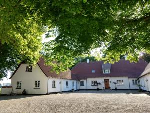 オテルプにあるApartment in Danmark- Agernaesgaard Otterupの赤い屋根の白い大きな建物