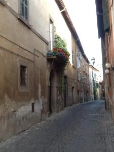 an empty alley with flowers on a building at Del Gallo in Tuscania