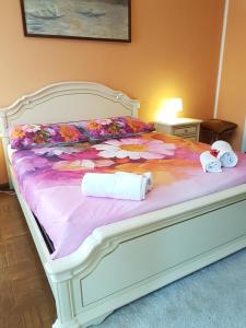 a large bed with two towels on top of it at Casa Veneta in Martignacco