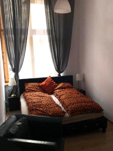 sypialnia z oknem i łóżkiem w kształcie lamparta w obiekcie GLAMOUR Apartment Florianska 32 w Krakowie