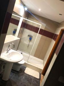 W łazience znajduje się prysznic, toaleta i umywalka. w obiekcie GLAMOUR Apartment Florianska 32 w Krakowie
