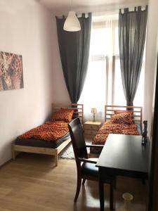 2 łóżka w pokoju ze stołem i jadalnią w obiekcie GLAMOUR Apartment Florianska 32 w Krakowie