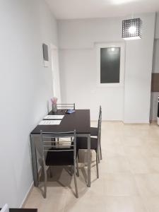 Televízia a/alebo spoločenská miestnosť v ubytovaní Dimitris House 4