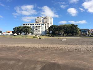 ポンタ・デルガダにあるBeach Apartmentの建物を背景に広がる砂浜