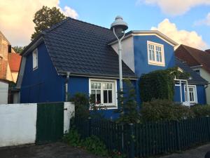 アルテンキルヒェンにあるBlue House Rügenの黒屋根の青い家