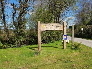 ein Schild für ein Thymusmuseum am Straßenrand in der Unterkunft Thornbury Holiday Park in Thornbury