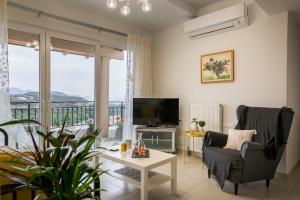Телевизор и/или развлекательный центр в Erofili's House cozy sea and valley panoramic view apartment