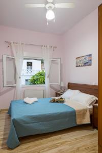 Кровать или кровати в номере Erofili's House cozy sea and valley panoramic view apartment