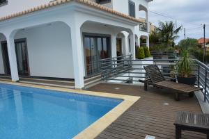 una casa con piscina al lado de una casa en Sea and Sun 4 You - Choupana House en Funchal