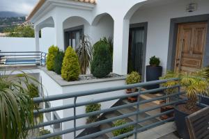 Casa con balcón con macetas en Sea and Sun 4 You - Choupana House en Funchal