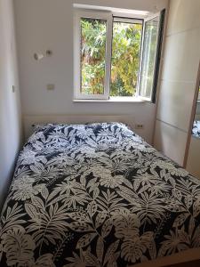 A bed or beds in a room at Sunny apartment 150 m from the sea