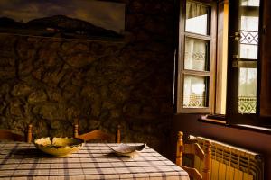una mesa con dos cuencos en la parte superior de una pared de piedra en Casa Rural Peña Careses, en Careses