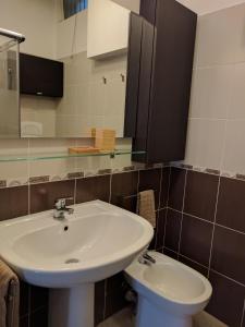 un baño con lavabo e inodoro en Gina's Apartment, en Riva di Solto