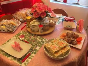 una mesa cubierta con platos de comida y flores en La Torre di Clo B&B, en Dolceacqua