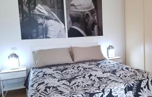 サレルノにあるCasa dei Capperiのベッドルーム1室(ベッド1台付)が備わります。壁に2枚の写真が飾られています。