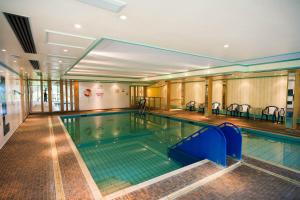 Бассейн в Langstone Cliff Hotel или поблизости