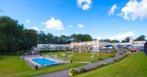 Peldbaseins naktsmītnē Langstone Cliff Hotel vai tās tuvumā