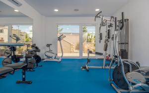 Posilňovňa alebo fitness centrum v ubytovaní Villa Arya with heated swimming pool, roof hot tub, sauna and gym near the beach