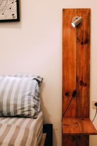 Uma cama ou camas num quarto em Pojok Pas
