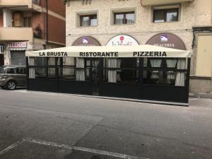 un bâtiment situé sur le côté d'une rue dans l'établissement B&b Amiata, à Arcidosso