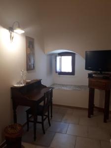 TV a/nebo společenská místnost v ubytování Masseria Cassiere