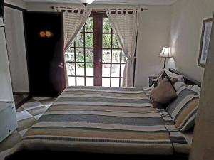 Hibiscus House Bed and Breakfast tesisinde bir odada yatak veya yataklar