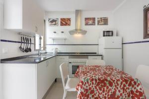 Kuchyň nebo kuchyňský kout v ubytování Beautiful 2-bed townhouse near La Tejita beach/El Medano!