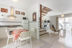 La TejitaにあるBeautiful 2-bed townhouse near La Tejita beach/El Medano!のキッチン、ダイニングルーム(テーブル、椅子付)