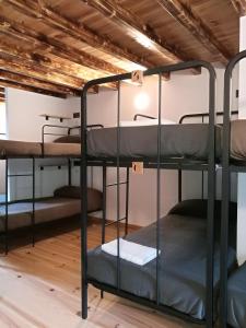 Bunk bed o mga bunk bed sa kuwarto sa Albergue Savior