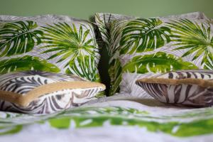- un lit avec 2 oreillers et des plantes dans l'établissement La Cascadeta, à Marignac-Lasclares