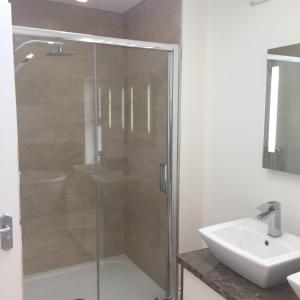 Vonios kambarys apgyvendinimo įstaigoje Luxury house with Sea views