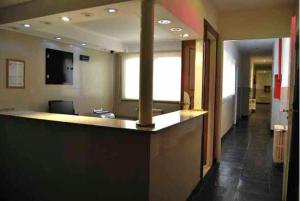 um átrio de escritório com um balcão de recepção e um corredor em Sojo Apart Hotel em Buenos Aires