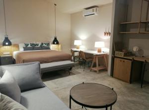 une chambre avec un lit, une table et un canapé dans l'établissement Treevana Club Chiangmai, à Chiang Mai 58 autres photos