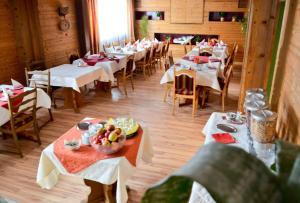ein Zimmer mit Tischen und Stühlen mit Essen drauf in der Unterkunft Pension Greti in Schönau am Königssee
