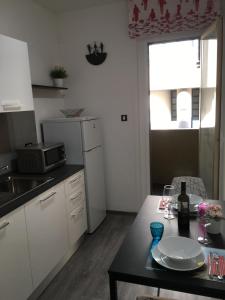 - une petite cuisine avec une table et une plaque de cuisson dans l'établissement Matt5, il tuo angolino triestino, à Trieste