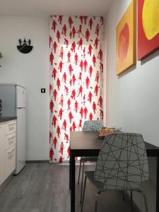 a kitchen with a table and a red and white wall at Matt5, il tuo angolino triestino in Trieste