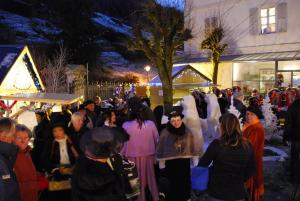 a crowd of people standing around a christmas market at Aux Studios du Parc in Plombières-les-Bains