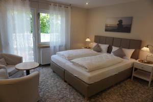 巴特阿罗尔森Mansion的一间卧室，里面有一张床、一把椅子和一扇窗户。