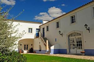 an exterior view of a white house at Hotel Rural Monte Da Rosada in Estremoz