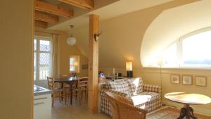 - un salon avec un canapé et une table dans l'établissement Landhaus Arcadia in Paretz, à Ketzin/Havel