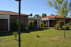 uma casa com um poste de luz no quintal em Aguas Mornas Cabañas em Mina Clavero